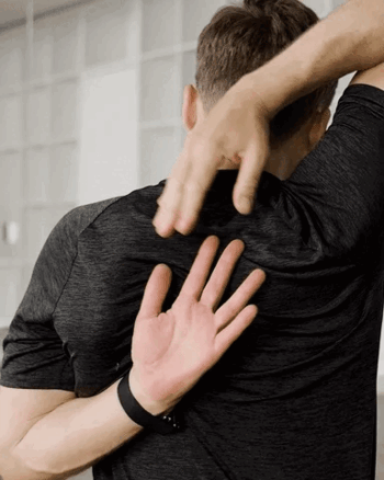 کشش شانه یکی از حرکات اصلاحی برای دیسک گردن