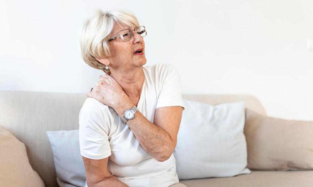 تحلیل تدریجی غضروفها و دیسکهای بین مهرهها باعث ایجاد آرتروز گردن میشود.