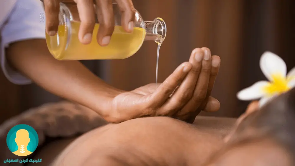 چرب کردن دستها و ناحیه گردن با لوسیون یا روغن ماساژ